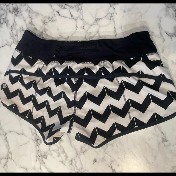 Lululemon speed shorts sz6 - Picture 2 of 4